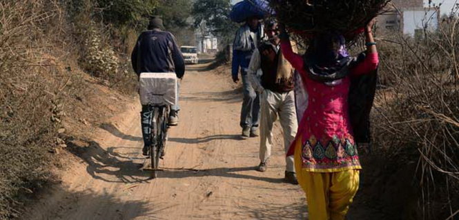 Người đưa thư Ratan Lal trên chiếc xe đạp chuyển phát bưu kiện đến Neemrana - Ảnh: AFP