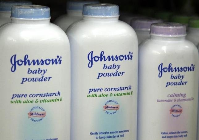 Các sản phẩm Baby Powder của Johnson & Johnson Ảnh: Reuters