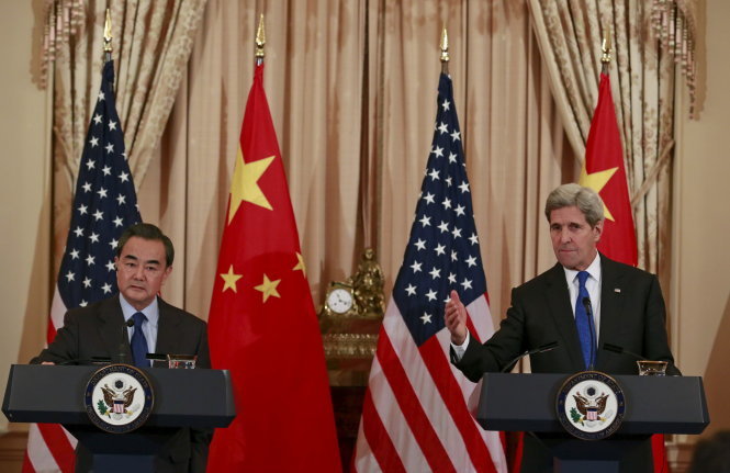 Ngoại trưởng Trung Quốc Vương Nghị và Ngoại trưởng Mỹ John Kerry trong cuộc họp báo ở Washington - Ảnh: Reuters