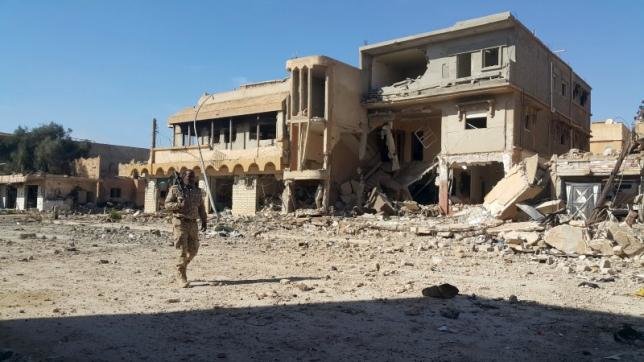 Một binh lính thuộc quân đội trung thành với chính phủ miền đông Libya trên đường phố Benghazi Ảnh: Reuters