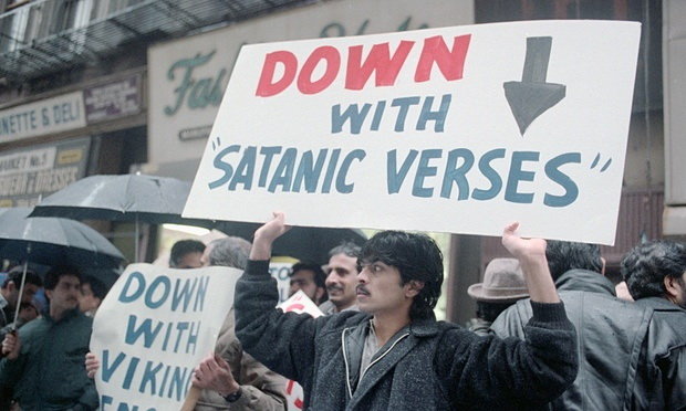 Những người theo đạo Hồi phản đối tác phẩm Những vần thơ của Quỷ Satan tại New York năm 1989 -  Ảnh: The Guardian
