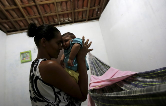 Một bé trai bốn tháng tuổi bị teo não ở Sao Jose dos Cordeiros, Brazil - Ảnh: Reuters