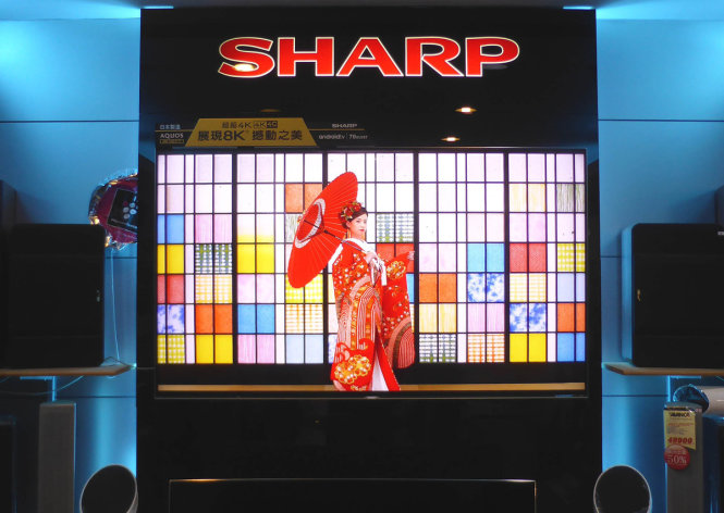 Một màn hình TV Sharp bày bán ở Đài Loan. Sharp đã là của người Đài Loan sau thương vụ trị giá 6,2 tỉ USD – Ảnh: Bloomberg