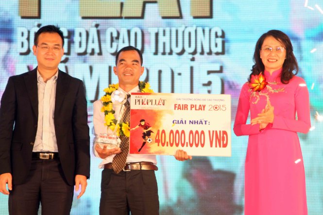 Phó chủ tịch UBND TP.HCM Nguyễn Thị Thu trao giải Fair Play 2015 cho đại diện CLB B.Bình Dương lên nhận thay Abass - Ảnh: N.K.