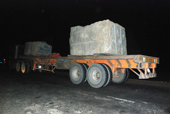 Hai xe tải chở đá có tải trọng “khủng” nằm ì trên quốc lộ 25, tài xế đóng cửa bỏ xe không chịu hợp tác với thanh tra giao thong - Ảnh: B.D