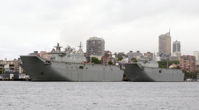 Hai chiếc tàu quân sự  HMAS Canberra (trái) và HMAS Adelaide ở căn cứ hải quân Garden Island tại Sydney - Ảnh: Reuters