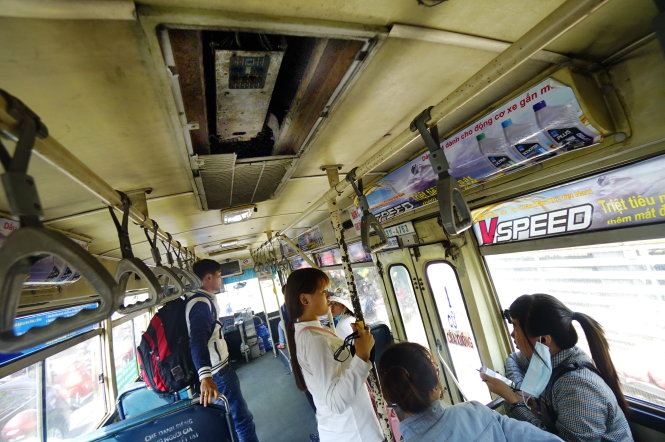 Hệ thống máy lạnh trên trần xe buýt số 38 (KDC Tân Quy - Đầm Sen) biển số 53N-4763 chỉ còn một nửa nắp che đậy, gây mất mỹ quan và an toàn cho hành khách (ảnh chụp trưa 24-2) - Ảnh: Quang Định