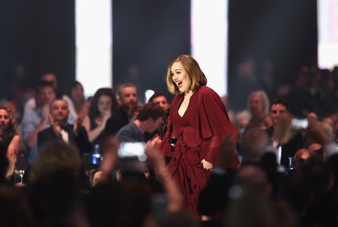 Adele vui mừng khi lên nhận giải Nữ nghệ sĩ solo xuất sắc nhất - Ảnh: Getty Images