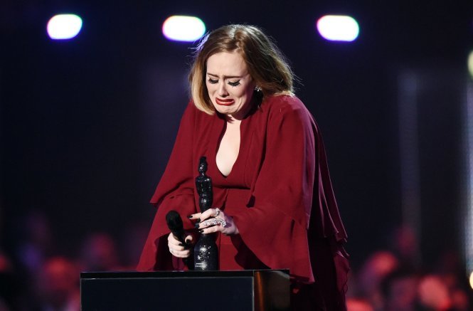 Adele xúc động khi nhận giải - Ảnh: Rex Shutterstock