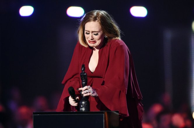 Adele xúc động khi nhận giải - Ảnh: Rex Shutterstock