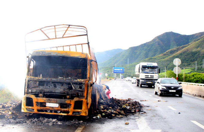 Chiếc xe tải chở mì gói bị cháy rụi ở phía nam đèo Rọ Tượng - Ảnh: Kh.Nguyễn