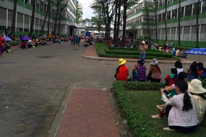 Hơn 10.000 công nhân Công ty Pouchen Việt Nam ngừng việc để đòi quyền lợi - Ảnh: A Lộc