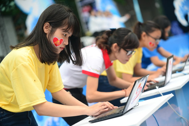 Đoàn viên thanh niên ký tên trên trang thông tin điện tử “Triệu trái tim, triệu chữ ký” tại ngày hội “Triệu trái tim hướng về biển đảo quê hương” ở Nhà văn hóa Thanh niên, Q.1, TP.HCM - Ảnh: Quang Định