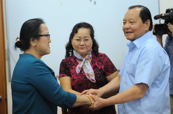 Ông Lê Thanh Hải làm cầu nối để bà Thái Thị Thu Hương và bà Nguyễn Thị Thanh Ngọc cùng nhau thương lượng việc tranh chấp căn nhà số 44 đường Học Lạc (Q.5) - Ảnh: Tự Trung