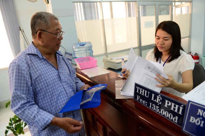 Người dân làm thủ tục giấy phép lái xe quốc tế tại Phòng quản lý và sát hạch lái xe số 252 Lý Chính Thắng, Q.3, TP.HCM sáng 25-2 - Ảnh: Quang Định