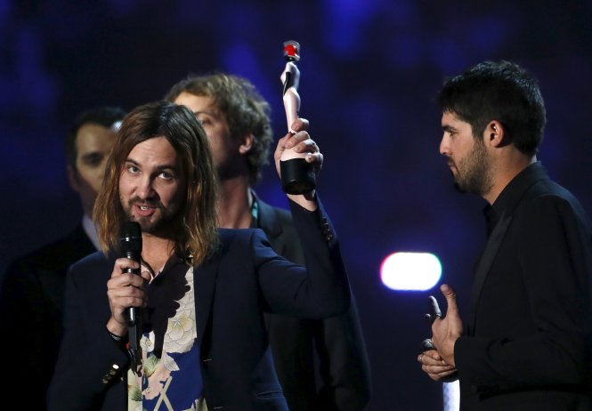 Kevin Parker vủa nhóm Tame Impala với giải thưởng dành cho nhóm nhạc quốc tế xuất sắc nhất - Ảnh: Reuters