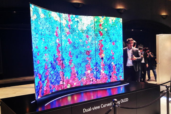Tivi màn hình cong hiển thị ở cả hai mặt được LG trình diễn tại InnoFest 2016 - Ảnh: Thanh Trực