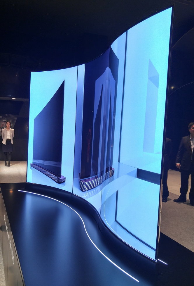 Tivi màn hình cong hiển thị ở cả hai mặt được LG trình diễn tại InnoFest 2016 - Ảnh: Thanh Trực
