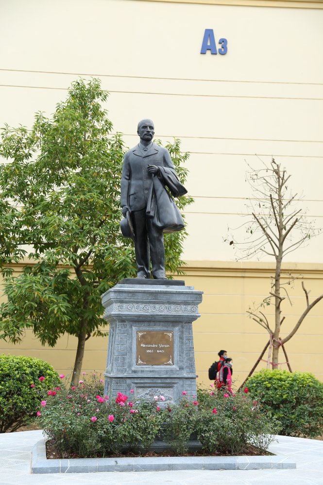 Chú thích ảnh: Tượng đài bác sĩ Alexandr Yersin tại Trường Đại học Y Hà Nội vừa được khánh thành ngày 25-2-2016. Ảnh Trần Ngọc Kha