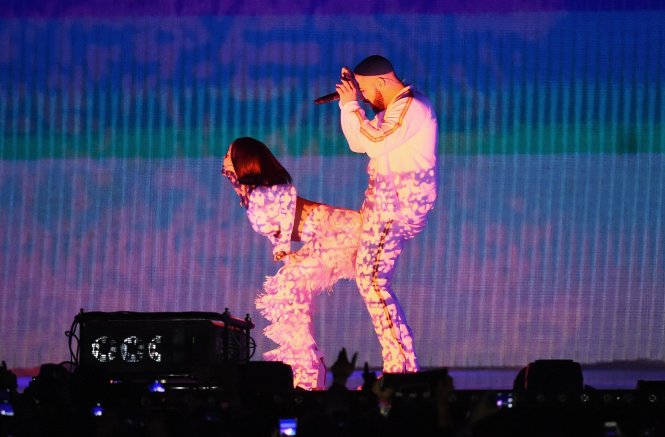 Rihanna và Drake trình diễn ca khúc Work - Ảnh: Rex Shutterstock