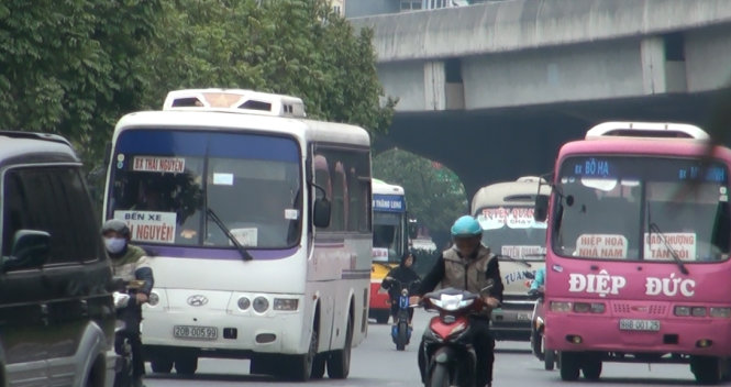 Xe khách dàn hàng ngang trên đường Phạm Hùng, Hà Nội - Ảnh: Q.T.