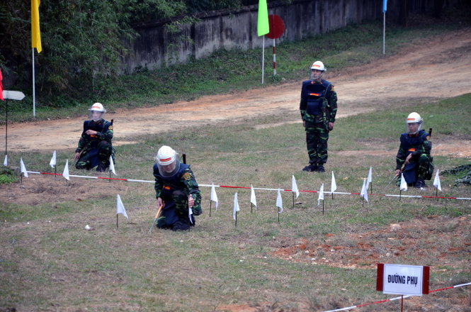 Các chiến sĩ công binh rà phá bom mìn theo phương pháp thủ công tại thao trường của Lữ đoàn công binh 229 sáng 25-2 - Ảnh: Quỳnh Trung