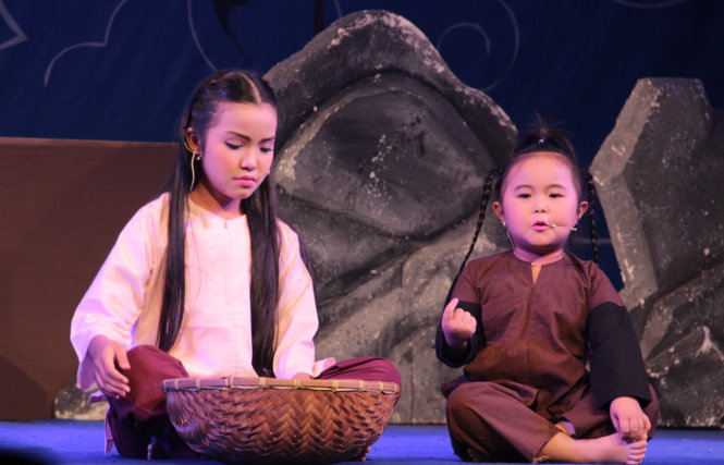 Bé Kim Thư (phải) - con nghệ sĩ Ngọc Nga - sẽ tham gia chương trình Về lại cội nguồn tối 28-2 - Ảnh: Nguyễn Lộc