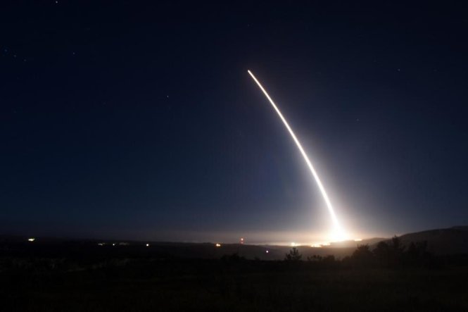 Mỹ bắn thử tên lửa Minuteman III hôm 21-2 - Ảnh: Air Force Global Strike Command Public Affairs