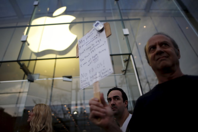 Một số khách hàng của Apple tập trung tại cửa hàng của hãng ở Santa Monica, California để phản đối yêu cầu của chính phủ Mỹ - Ảnh: Reuters