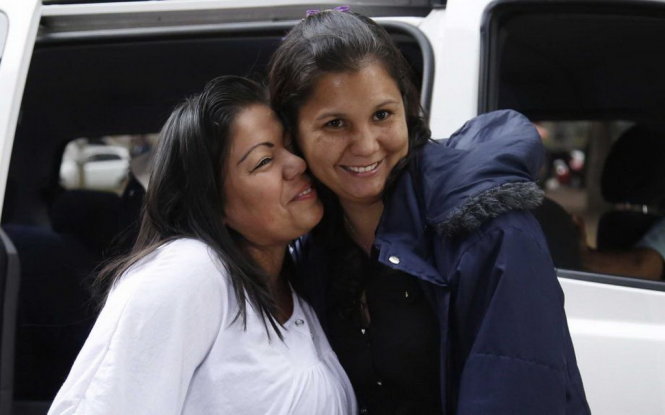 Hai chị em Lorena Sanchez tại buổi gặp ngày 25-2 (giờ địa phương) - Ảnh: AP