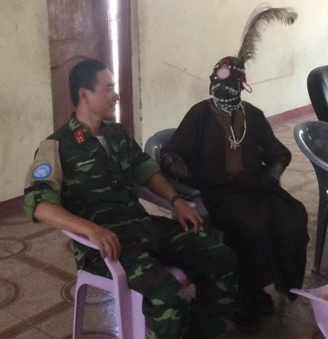 Sĩ quan liên lạc Trần Nam Ngạn (trái) trong một lần đến làm việc với một thủ lĩnh quân sự ở Bor - Ảnh: nhân vật cung cấp