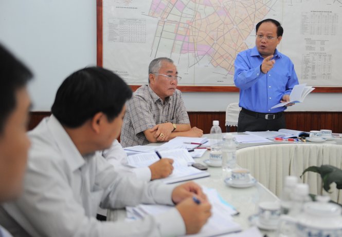 Ông Tất Thành Cang làm việc với ban thường vụ Huyện ủy Hóc Môn - Ảnh: Tự Trung
