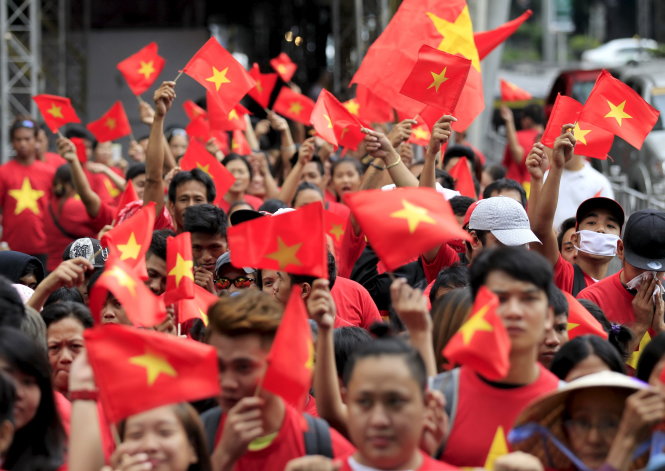 Người biểu tình mang theo cờ Việt Nam phản đối hành động quân sự hóa Biển Đông của Trung Quốc trước cửa Lãnh sự quán Trung Quốc ở Makati, thủ đô Manila ngày 25-2 - Ảnh: Reuters