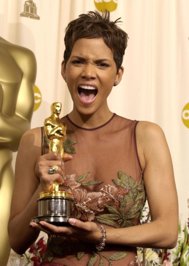 Halle Berry đoạt Oscar.