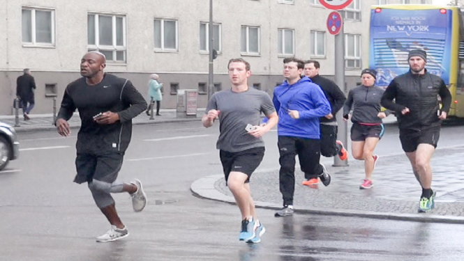 Mark Zuckerberg chạy bộ cùng dàn cận vệ ở Berlin - Ảnh: NewsOnline