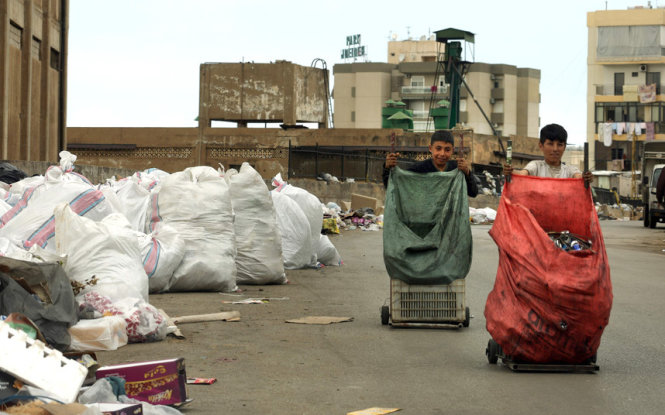 Một kho bãi tại thị trấn Jdeideh ở đông bắc Beirut được dùng làm bãi rác tạm - Ảnh: Getty