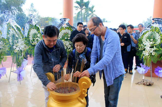 Đoàn đại biểu Hàn Quốc dâng hương tưởng niệm nạn nhân vụ thảm sát Bình An - Ảnh: Hà Thanh