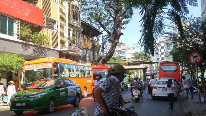 Ba chiếc xe của nhà xe Phương Trang dừng đậu trên đường Đề Thám (Q.1, TP.HCM) gây cản trở giao thông - Ảnh: Minh Phượng