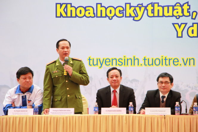 Trung tá Trần Văn Đồng, phó giám đốc Trung tâm thông tin khoa học tư liệu, Trường ĐH Phòng cháy chữa cháy giải đáp thắc mắc của học sinh Nghệ An - Ảnh: Doãn Hòa