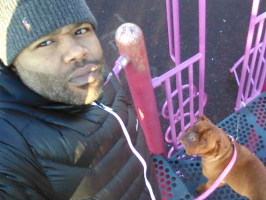 Anh Darryl Lindsay và con chó Babycakes đã bị bắn chết của anh - Ảnh: Freep