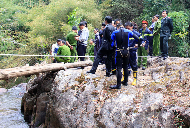 Lực lượng cứu hộ chuẩn bị xuống thác để tìm người bị nạn - Ảnh: Chính Thành