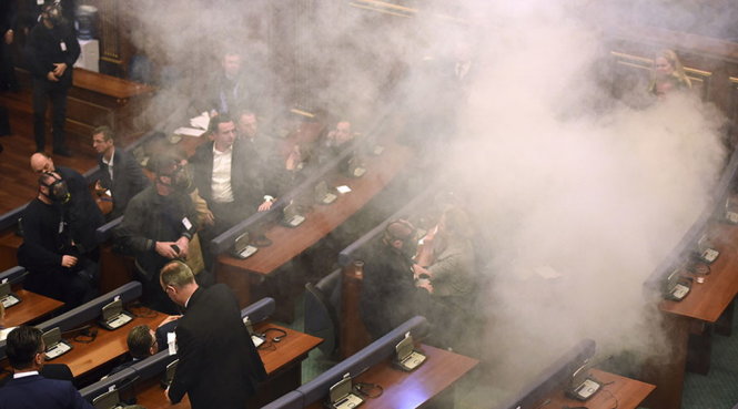 Bom khói khiến phiên họp quốc hội Kosovo bị hoãn - Ảnh: AFP