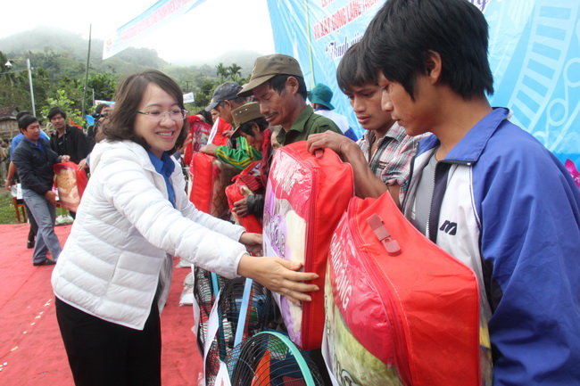 Chị Hà Thị Anh Thư, bí thư Tỉnh đoàn Quảng Ngãi trao quà cho các hộ dân nghèo - Ảnh: Trần Mai