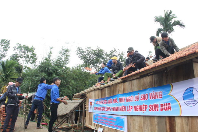 Đoàn viên thanh niên tham gia sửa nhà cho dân - Ảnh: Trần Mai
