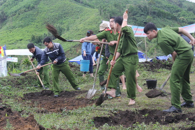 Các bạn trẻ cải tạo lại đồng ruộng cho người dân - Ảnh: Trần Mai