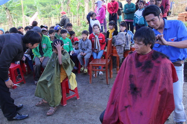 Rất đông các em nhỏ chờ đoàn viên thanh niên hớt tóc miễn phí - Ảnh: Trần Mai