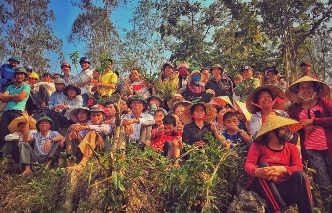 Đạo diễn Jordan Vogt Robert chụp ảnh người dân Quảng Bình chăm chú theo dõi hoạt động của đoàn làm phim. Ảnh: Instagrams/voteroberts