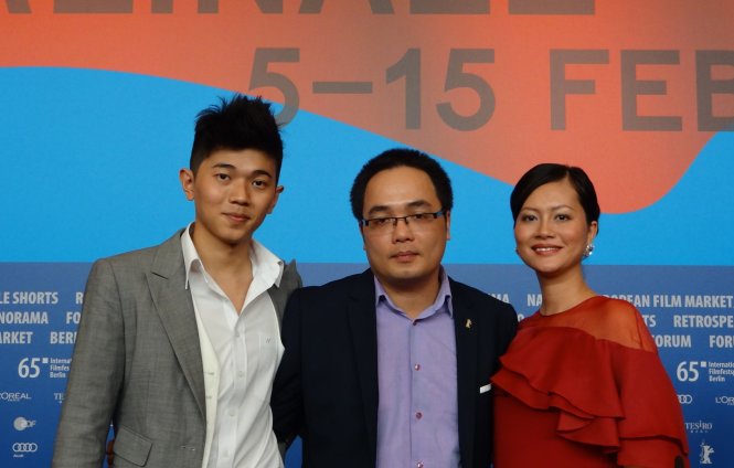 Đạo diễn Phan Đăng Di (giữa) tại liên hoan phim Berlien 2015 - nơi phim Cha và con và... của anh trở thành bộ phim quốc tịch Việt đầu tiên có mặt ở hạng mục dự thi chính thức...