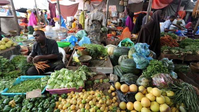 Những người buôn bán như thế này tại các khu chợ ở thủ đô Mogadishu, Somalia đang ngày càng thích thanh toán qua điện thoại di động hơn là tiền mặt - Ảnh: Reuters
