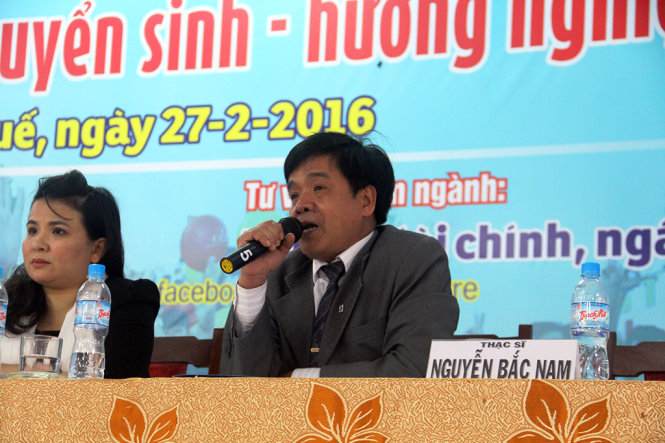 Ths Nguyễn Bắc Nam-Phó trưởng Ban đào tạo - ĐH Đà Nẵng trả lời câu hỏi của các bạn thắc mắc - Ảnh: NHẬT LINH